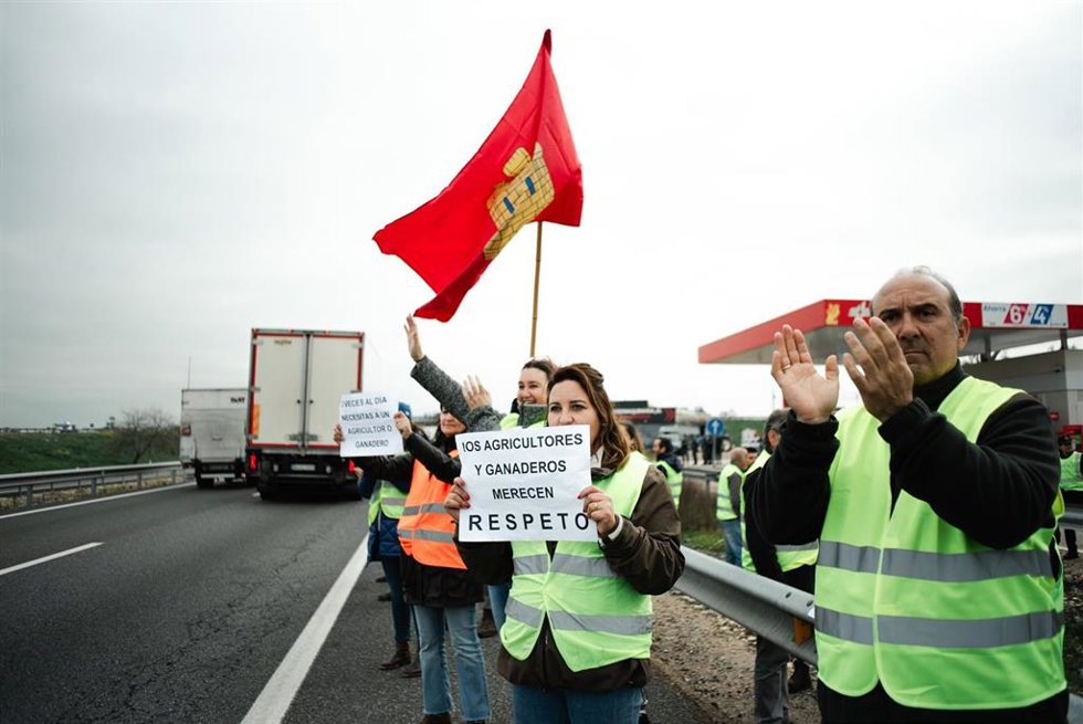 En Otero (Toledo), los representantes de Asaja Toledo, UPA, COAG de Castilla-La Mancha y Cooperativas Agro-alimentarias de Castilla-La Mancha, atienden a los medios de comunicación durante las movilizaciones de agricultores, en la A-5, PK-86.