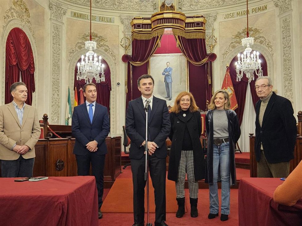 El alcalde de Cádiz, Bruno García, en una atención a medios sobre los actos en torno a Eduardo Benot.