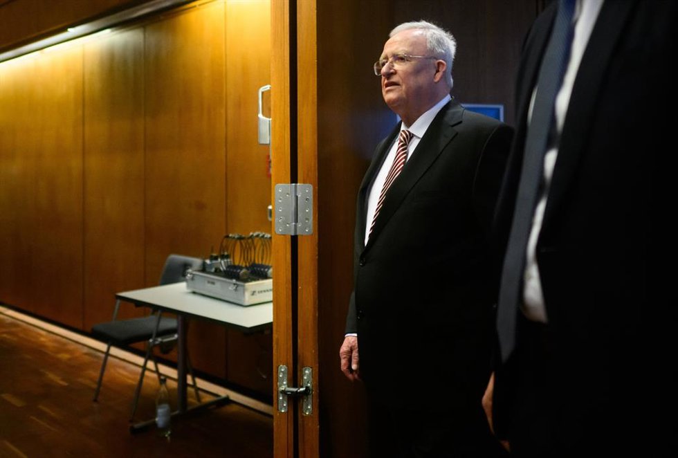 El ex presidente del Consejo de Administración de Volkswagen AG,  Martin Winterkorn, regresa a una sala de audiencias en el Ayuntamiento de Braunschweig, Alemania, después de un receso en el juicio.
