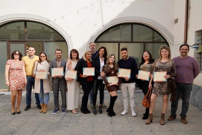 El alcalde de Santomera, Víctor Martínez, posa con los participantes en este programa