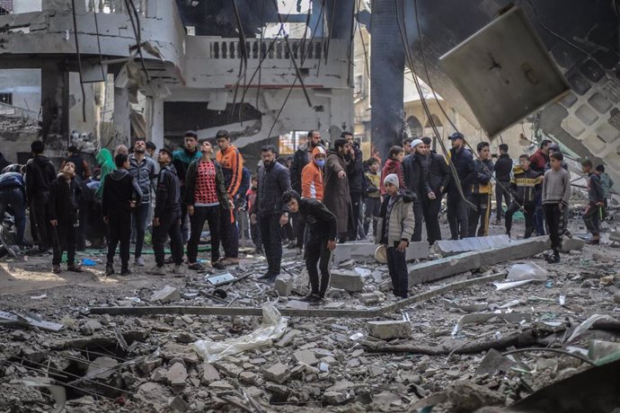 Un grupo de palestinos inspeccionan los escombros de una mezquita atacada en la Franja de Gaza
