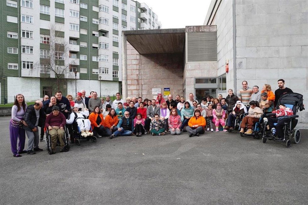 El presidente del Principado de Asturias, Adrián Barbón, ha visitado el Centro de Apoyo a la Integración (CAI) de Villalegre, en Avilés, gestionado por la Fundación Fasad.