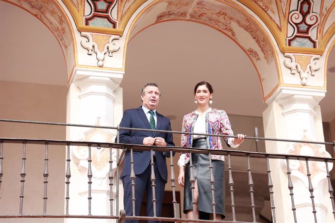 El presidente de la Diputación de Sevilla, Javier Fernández, y la alcaldesa de Écija, Silvia Heredia, han inaugurado esta miércoles el Mirador de los Marqueses de Peñaflor.