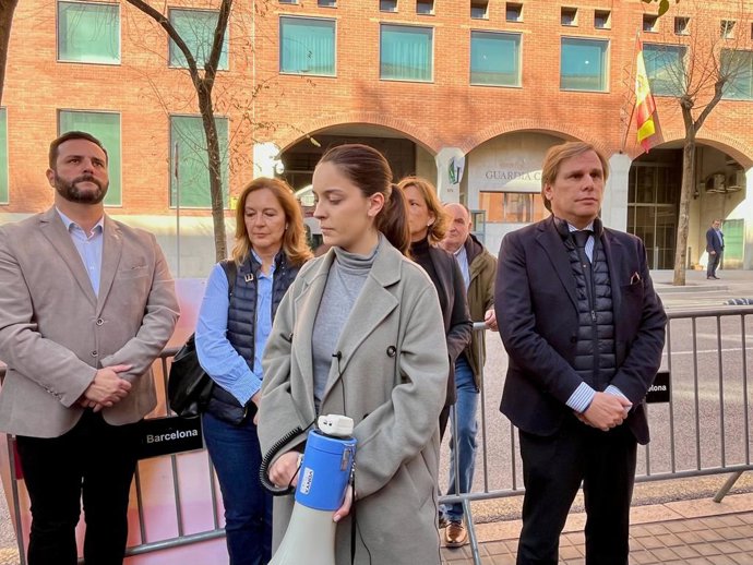 Representantes de Vox y Revuelta en un acto de homenaje en Barcelona a los guardias civiles muertos en Barbate