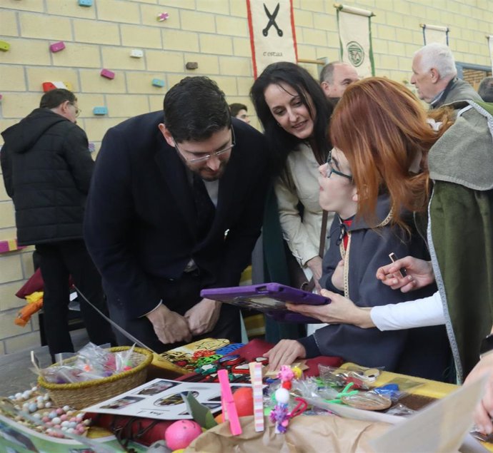 El vicepresidente primero del Gobierno de Aragón, Alejandro Nolasco, en una visita al Colegio de Educación Especial Arboleda de Teruel.