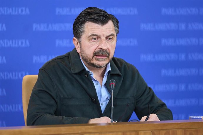 El portavoz del Grupo Parlamentario Popular, Toni Martín, durante la ronda de ruedas de prensa de portavoces de los grupos parlamentarios en el Parlamento de Andalucía, a 14 de febrero de 2024 en Sevilla (Andalucía, España). Los portavoces de los grupos