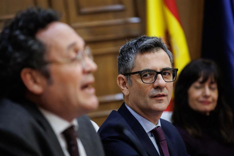 (I-D) El fiscal general del Estado, Álvaro García Ortiz, y el ministro de la Presidencia, Justicia y Relaciones con las Cortes, Félix Bolaños.