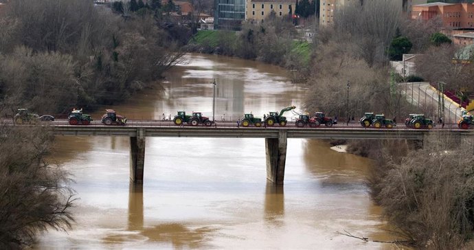 Los tractores cruzan el puente sobre el Pisuerga.