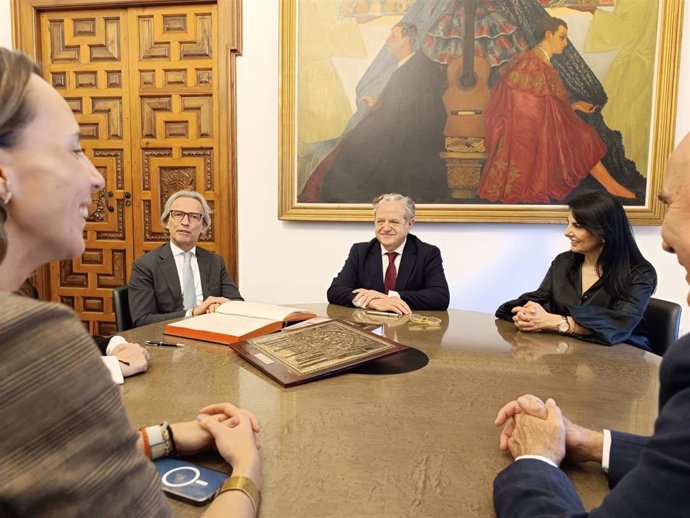 El presidente de la Diputación de Córdoba, Salvador Fuentes (centro), junto al embajador de Colombia en España, Eduardo Ávila.