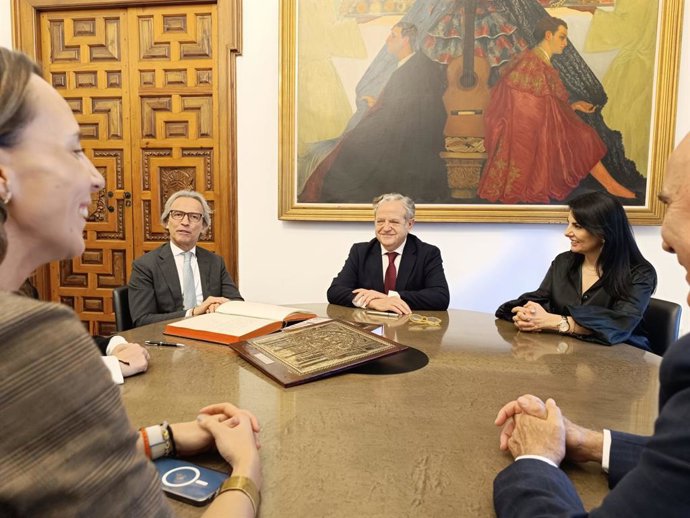 El presidente de la Diputación de Córdoba, Salvador Fuentes (centro), junto al embajador de Colombia en España, Eduardo Ávila.