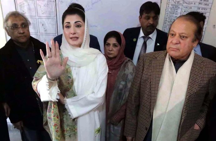 El ex primer ministro de Pakistán Nawaz Sharif (d) junto a su hija y vicepresidenta de la Liga Musulmana de Pakistán-Nawaz (PML-N), Maryam Nawaz (c)