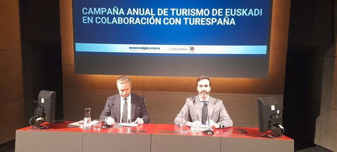 El consejero de Turismo, Comercio y Consumo, Javier Hurtado, y el director general del Instituto de Turismo de España, Miguel Sanz.