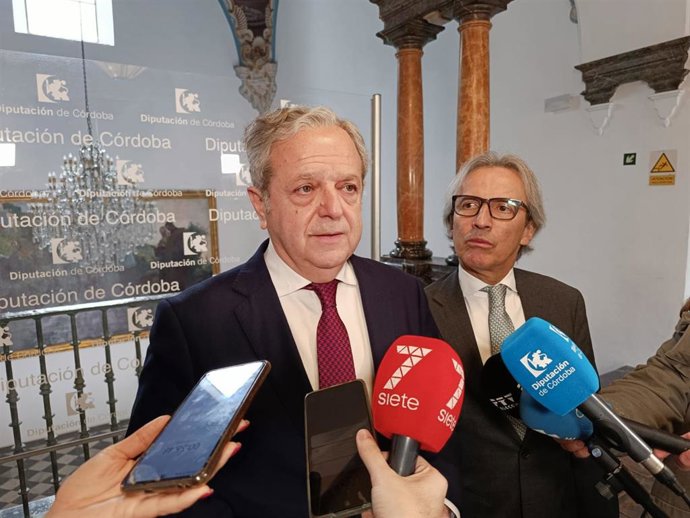 El presidente de la Diputación de Córdoba, Salvador Fuentes, atiende a los medios de comunicación.