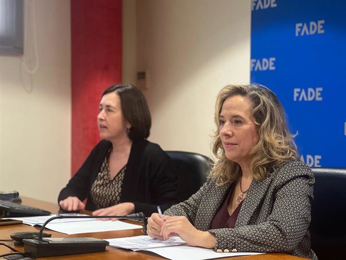 Belarmina Díaz, a la derecha