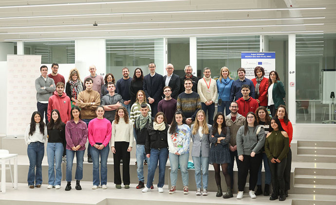 Estudiantes de la UPNA y de FP, jurado e integrantes del proyecto ARIES4 posan al inicio de la actividad.