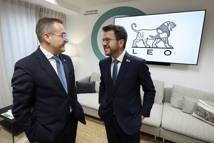 El president de la Generalitat, Pere Aragons, i el director general de Leo Pharma Iberia, Juanfran Cuello de Oro