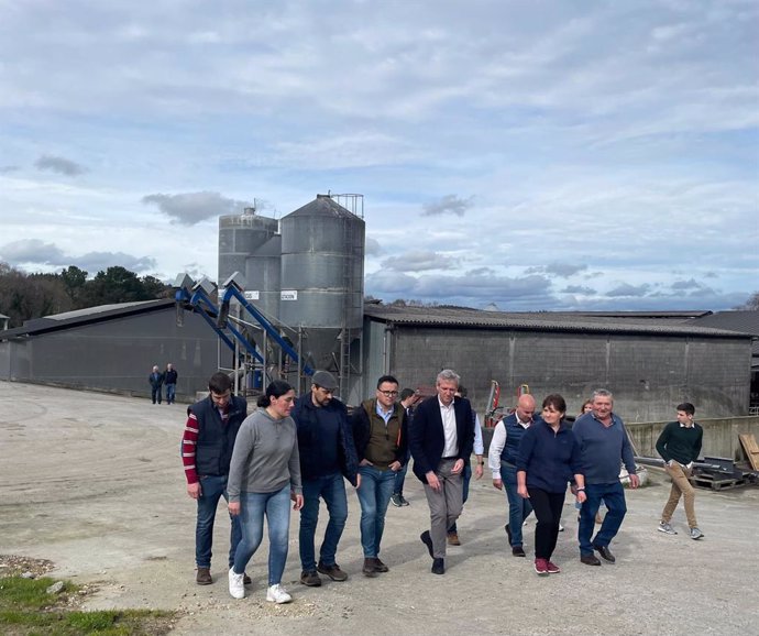 El presidente de la Xunta y candidato del PPdeG a la reelección, Alfonso Rueda, durante su visita este miércoles a las instalaciones de la explotación ganadera 'Os Carrís'. En Bidueiro, Nodar, Friol (Lugo), a 14 de febrero de 2024.