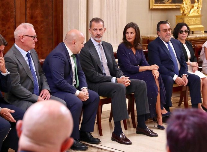 Archivo - El Rey Felipe VI (3i) y la Reina Letizia (4i), durante la audiencia con los miembros de la delegación del Comité Español de Representación de Personas con Discapacidad (CERMI).