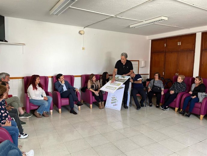 La consejera de Acción Social del Cabildo de Tenerife, Águeda Fumero, preside una reunión con una representación de los padres y madres de los usuarios del CAMP La Cuesta