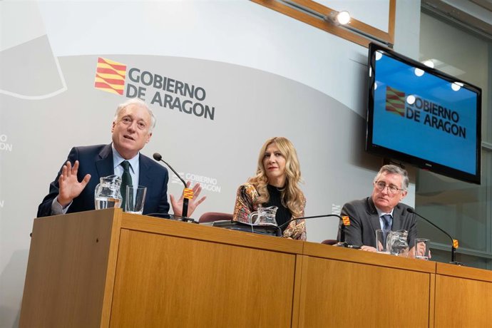 El consejero de Fomento del Gobierno de Aragón, Octavio López, la vicepresidenta segunda, Mar Vaquero, y el titular de Medio Ambiente y Turismo, Manuel Blasco.