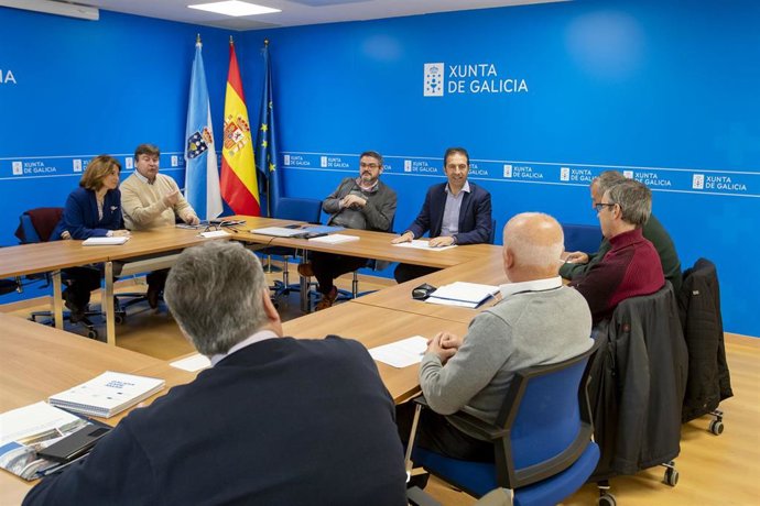 O conselleiro do Mar, Alfonso Villares, acompañado polo director xeral de Pesca, Acuicultura e Innovación Tecnolóxica, Antonio Basanta, mantén un encontro cos representantes das federacións de confrarías.