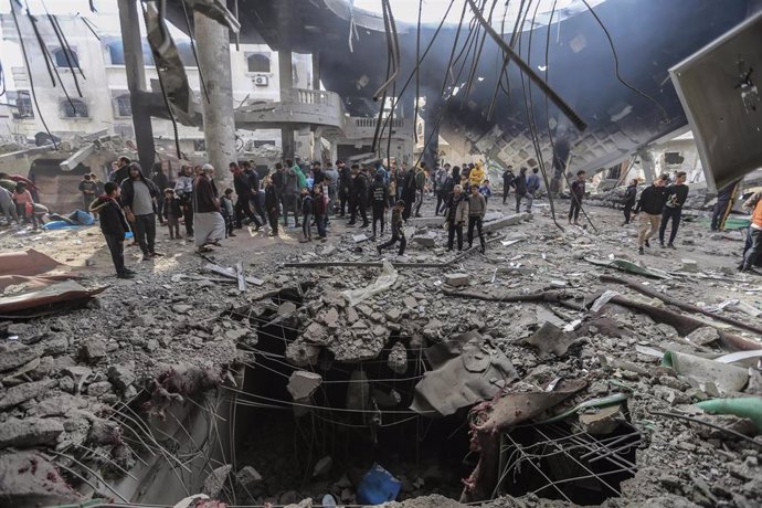 Ruinas de una mezquita destruida por bombardeos israelíes en Rafá
