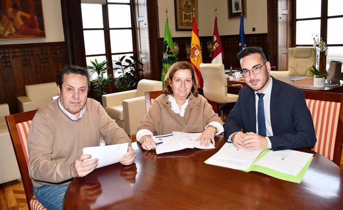 La presidenta de la Diputación recibe al alcalde de Cazalegas.