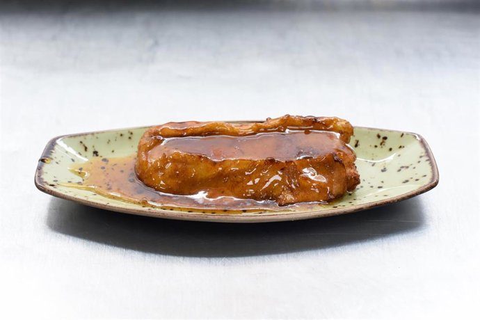 Archivo - Una torrija en la pastelería 'Obrador El Panazo', a 31 de marzo de 2023, en Madrid (España). 