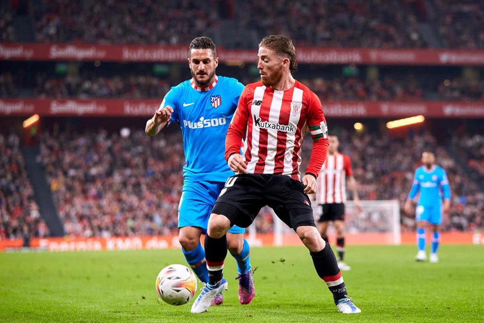 Archivo - Iker Muniain, jugador del Athletic Club, junto a Jorge Resurrección 'Koke', jugador del Atlético de Madrid.