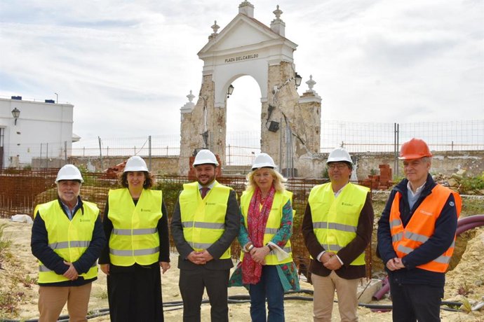 Mercedes Colombo con el alcalde de Arcos en la plaza del Cabildo.