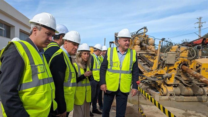 El conseller del Mar y Ciclo del Agua, Juan Manuel Lafuente, y el presidente del Consell de Ibiza, Vicent Marí, durante una visita del conseller con motivo de la Junta Insular de Aguas.