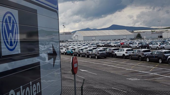 Archivo - Vista de vehículos producidos en la fábrica de Volkswagen Navarra.