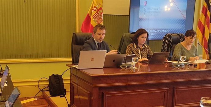 El director general del IbSalut, Javier Ureña, en la Comisión de Salud del Parlament