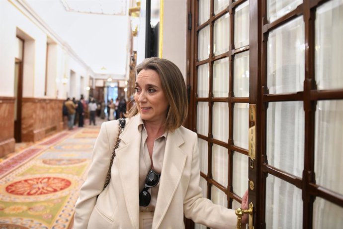 La secretaria general del Partido Popular, Cuca Gamarra, a su llegada a una sesión plenaria en el Congreso de los Diputados, a 6 de febrero de 2024, en Madrid (España). El Pleno del Congreso de los Diputados celebra hoy el primer pleno ordinario del nue