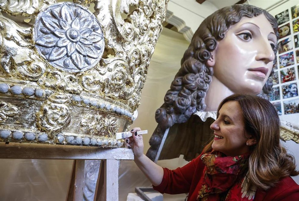 La alcaldesa de Valncia, María José Catalá, en su visita al taller de los artistas falleros Ceballos y Sanabria donde se restaura parte del cadafal con la imagen de la Virgen de los Desamparados para la ofrenda de Fallas. 