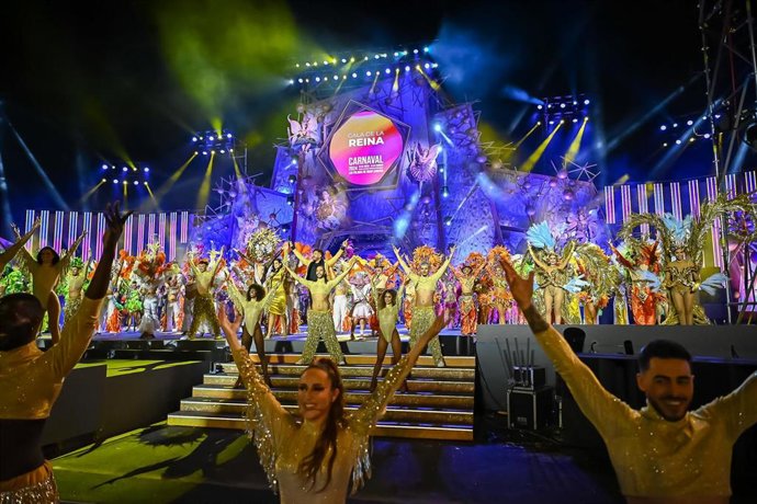 Varias personas actúan durante la gala de la Reina del Carnaval de Las Palmas de Gran Canaria 2024, a 9 de febrero de 2024, en Las Palmas de Gran Canaria, Canarias (España). El Carnaval de Las Palmas de Gran Canaria escoge a su Reina para este 2024, ent