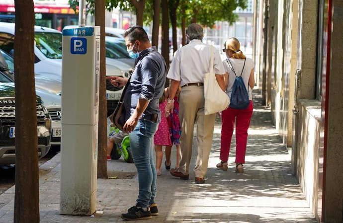 Archivo - Imagen de archivo de un usuario pagando una de las zonas reguladas por Aussa.
