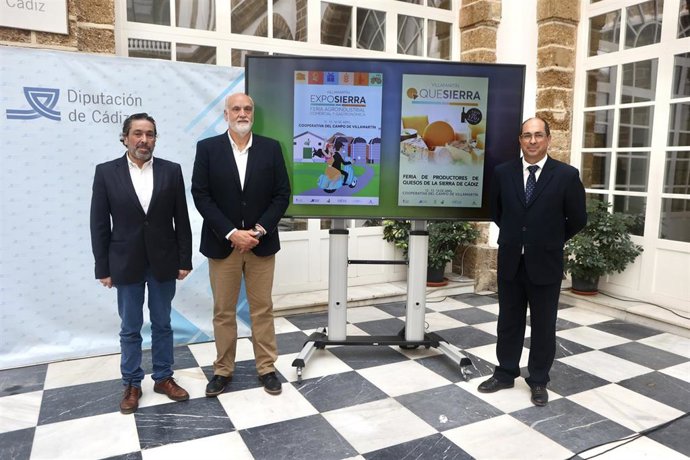 El vicepresidente segundo y responsable del Área de Transición Ecológica y Desarrollo a la Ciudadanía, Javier Vidal, el alcalde de Villamartín, Juan Luis Morales, y Carlos Landín, de Expoalia, presentan 'Exposierra' y 'Quesierra'