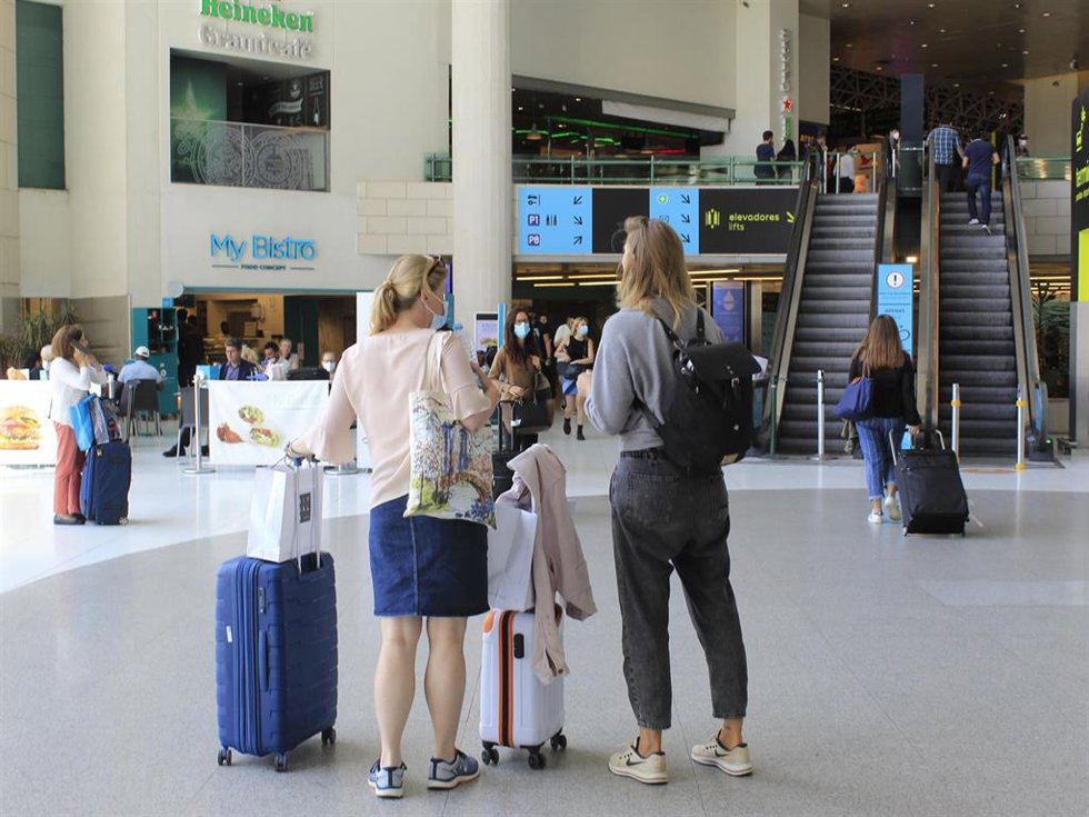 Archivo - Pasajeros en el aeropuerto de Lisboa.