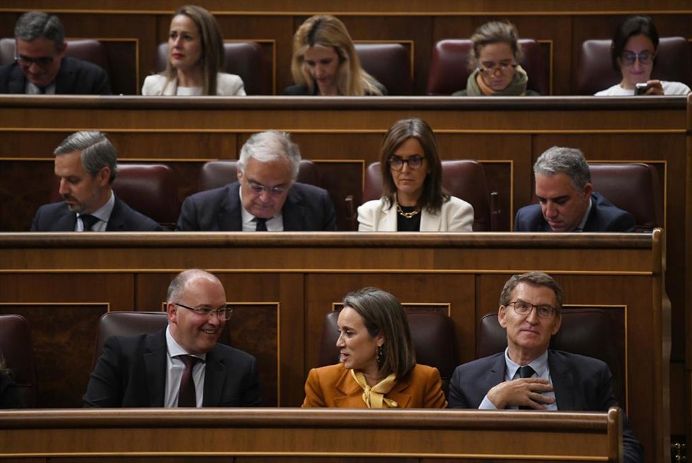 (I-D) El portavoz del Grupo Parlamentario Popular en el Congreso, Miguel Tellado; la secretaria general del Partido Popular, Cuca Gamarra, y el líder del PP, Alberto Núñez Feijóo y el presidente del Partido Popular, Alberto Núñez Feijóo, durante una ses