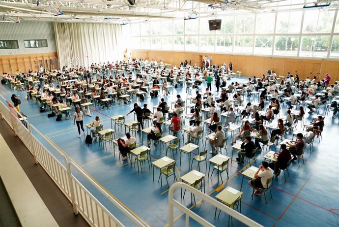 Archivo - Los alumnos de La Rioja han empezado esta mañana las pruebas de la EBAU 2023