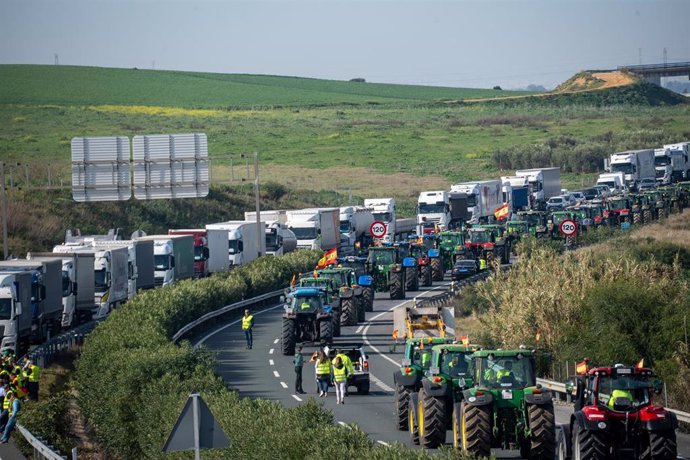 Tractores y agricultores cortan la A-4 en ambas direcciones, a la altura del término municipal de Carmona., a 14 de febrero de 2024, en Sevilla, (Andalucía, España).