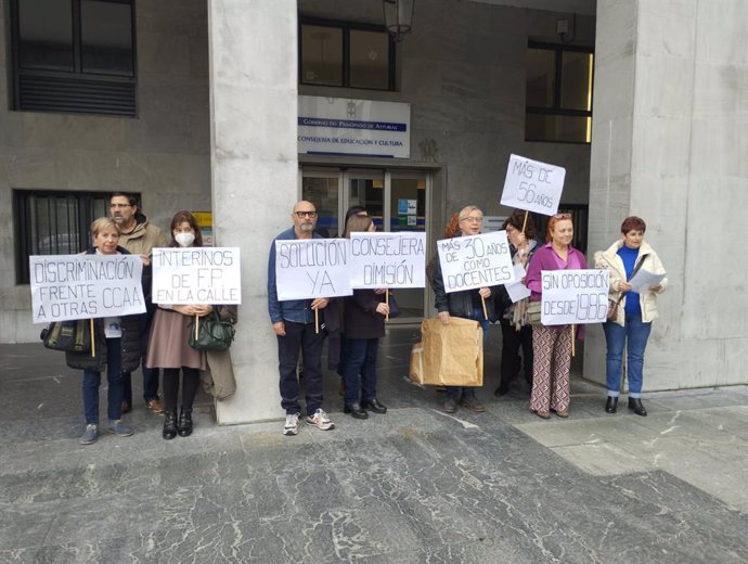 Concentración de los interinos de FP sin titulación de grado afectados ante la sede de la Consejería de Educación en Oviedo.