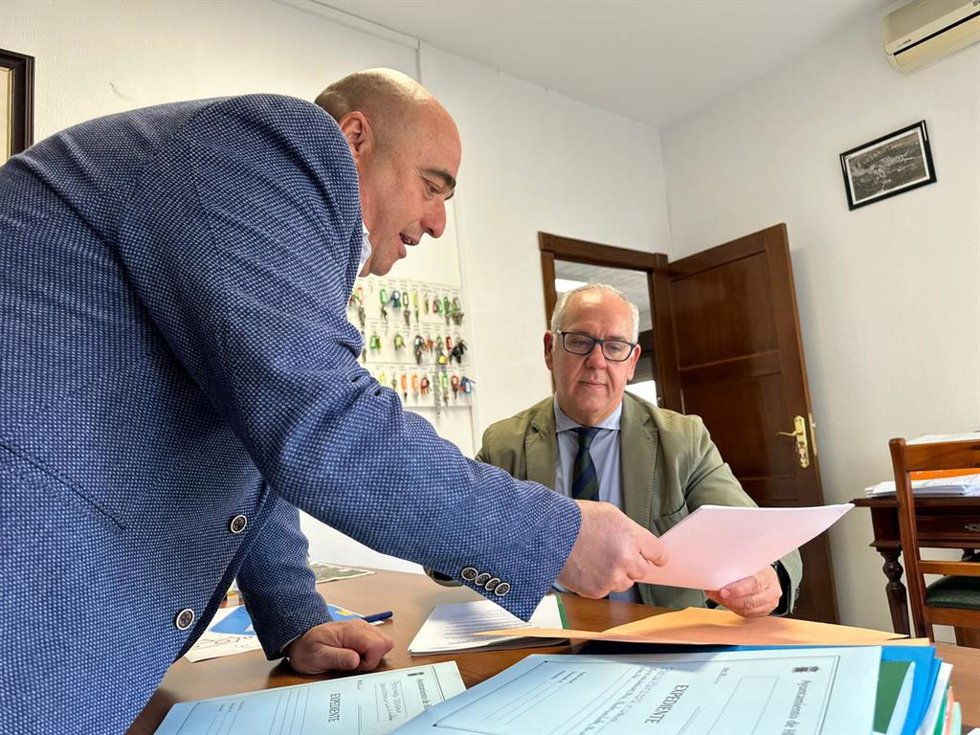 Reunión de Estrella con el alcalde de Hinojares, Santiago Jesús Iruela