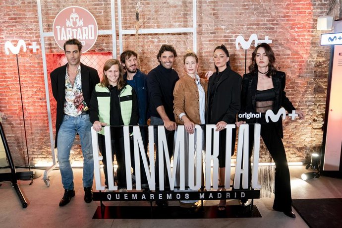 (I-D) Los actores Jon Kortajarena, Emilio Palacios, Marcel Borrs, Álex García, Teresa Riott, María Hervás e Irene Esser posan durante el photocall previo a la presentación de la segunda temporada de El Inmortal, en el Espacio Albarrán Bourdais, a 14 