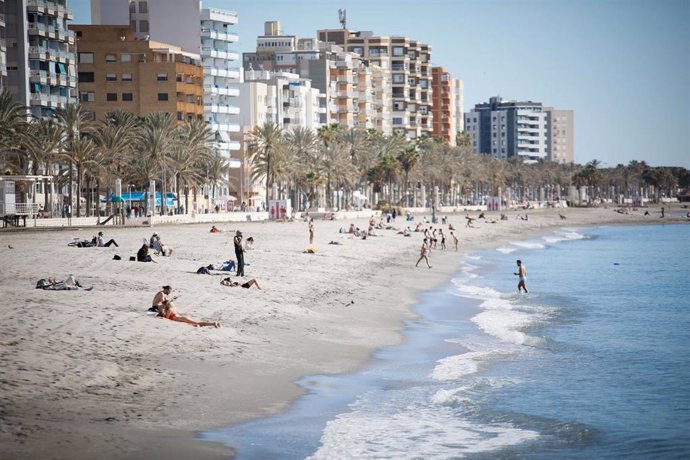 Varias personas en la Playa del Zapillo de Almería disfrutan del calor inusual en enero.  