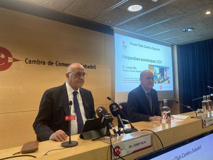 El presidente de Banco Sabadell, Josep Oliu, y el presidente de la Cámara de Sabadell (Barcelona), Ramon Alberich.