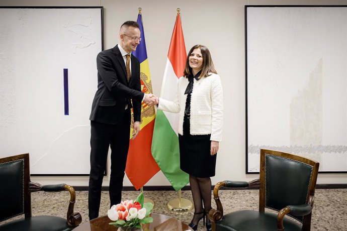El primer ministro de Asuntos Exteriores y Comercio de Hungría, Péter Szijjártó, y la ministra de Asuntos Exteriores de Andorra, Imma Tor, durante un encuentro