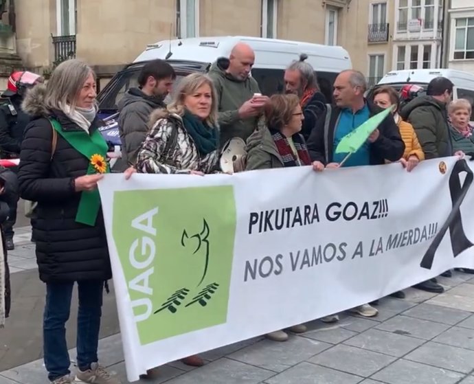 Protesta del sindicato UAGA frente a la Diputación de Álava