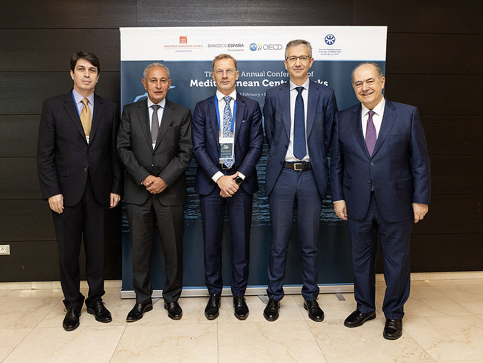 Asistentes de la conferencia 'Mantener el rumbo en tiempos turbulentos: Viejos y nuevos retos para los bancos centrales' celebrada en Split (Croacia). Entre ellos, destaca el gobernador del Banco de España, Pablo Hernández de Cos (segundo por la izq).